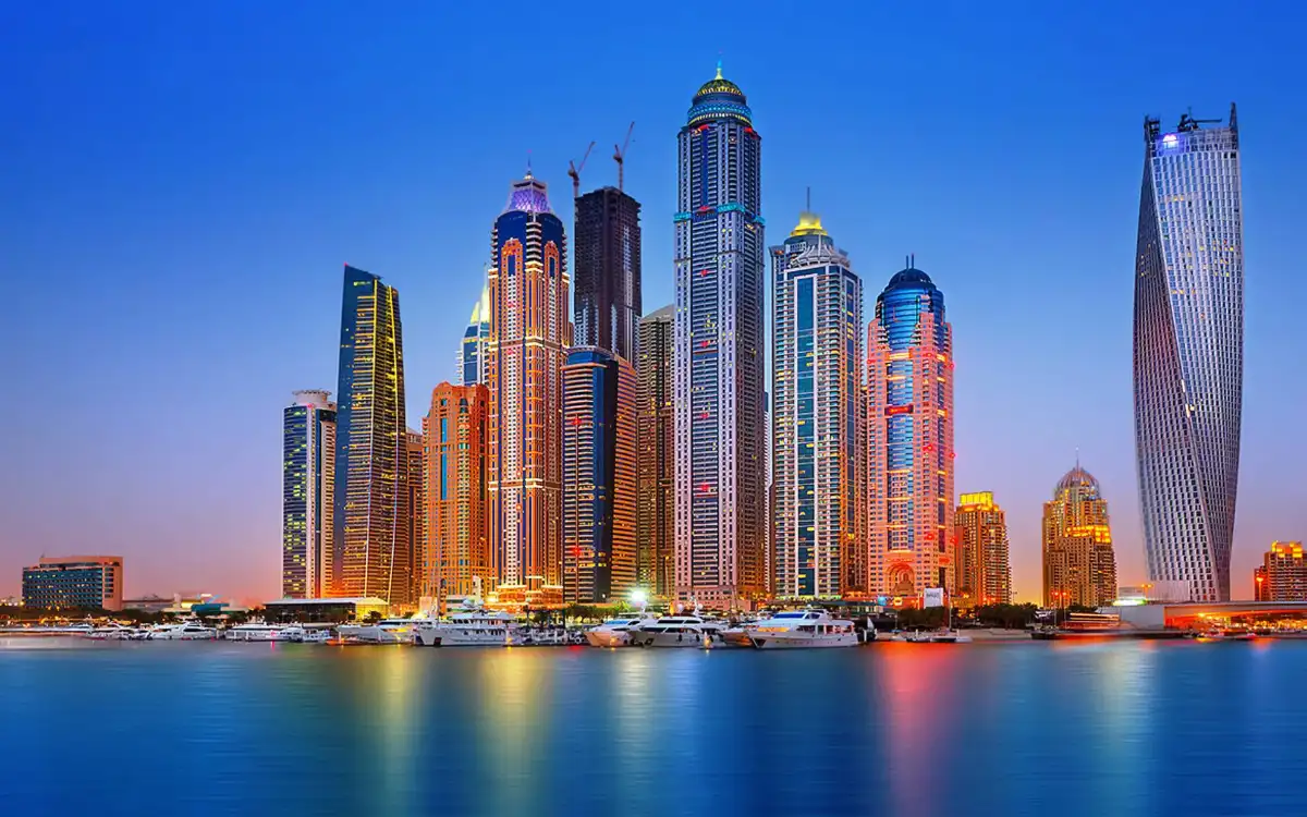 الأنشطة المائية في مارينا دبي: ركوب القوارب، جت سكي، وكروز ليلي