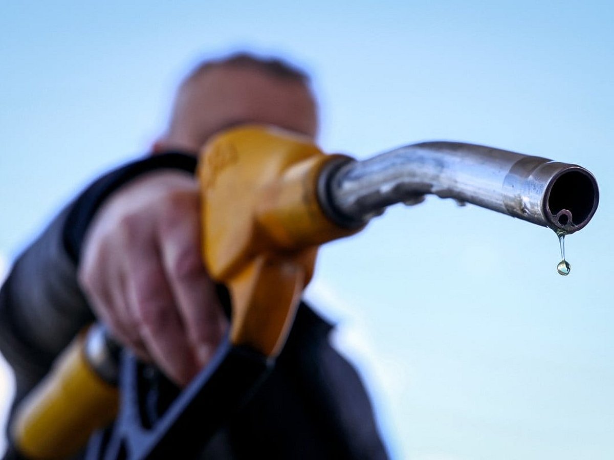 UAE Raises Petrol and Diesel Prices for October