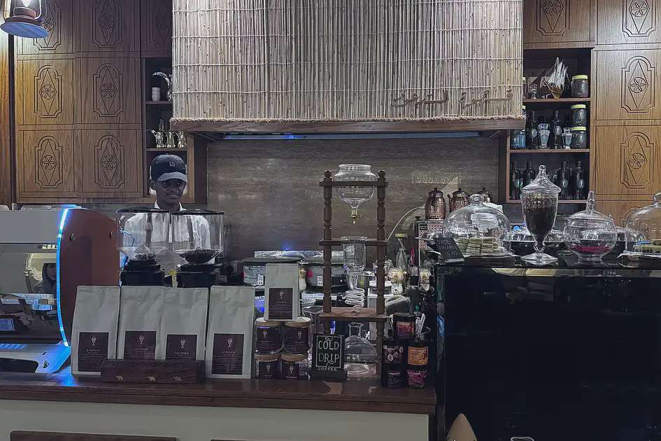 دان كافيه: مقهى إماراتي شاب يمزج التراث بنكهات معاصرة