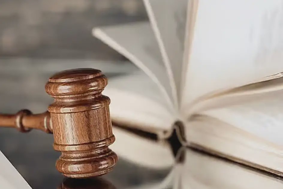 السجن لخمسة أشخاص في دبي لتزوير حوادث والمطالبة بتعويضات تأمينية على سيارات مستأجرة فاخرة