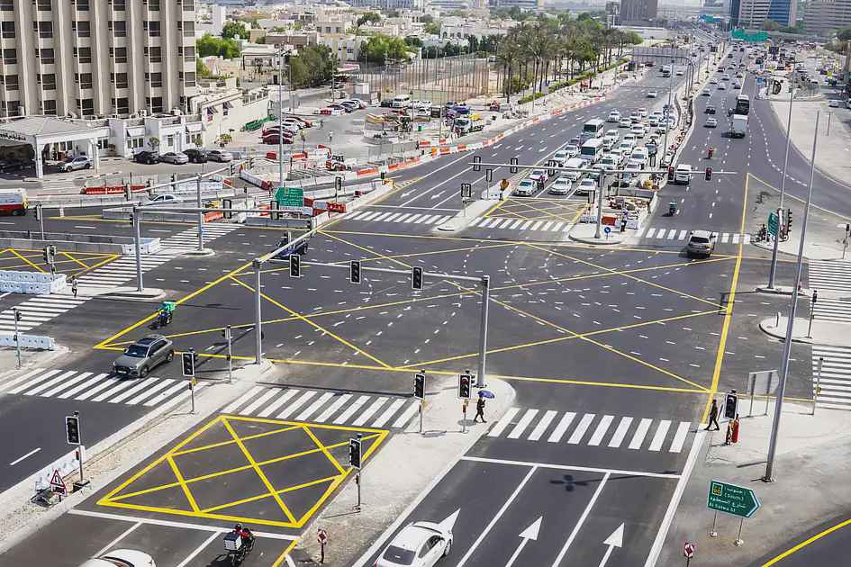 دبي تحوّل تقاطع الستوة إلى تقاطع مزود بإشارات مرورية وتخفض زمن الرحلة للنصف